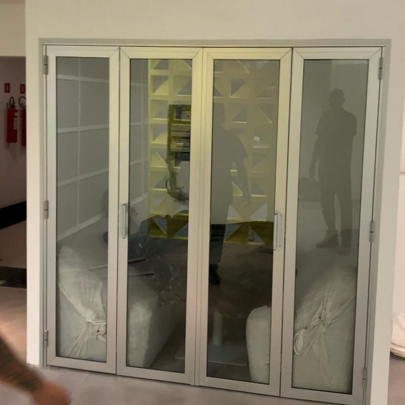 Divisoria sanfonada, estrutura de alumnio e vidro temperado