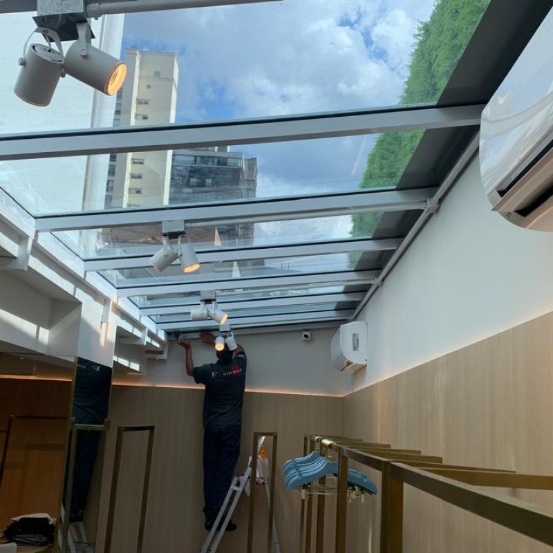 Cobertura de vidro com estrutura de alumnio